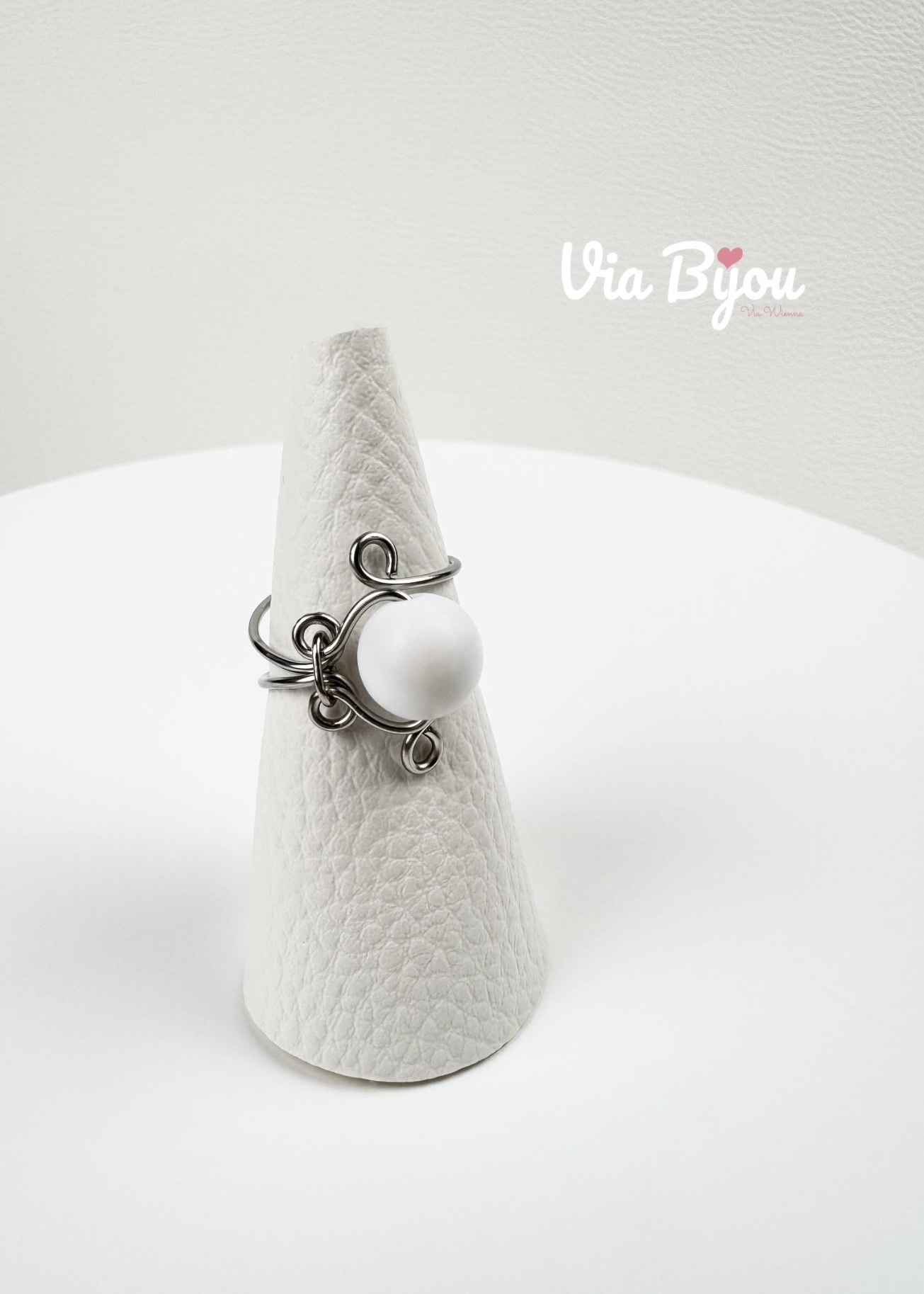 White expansion ring/VIA